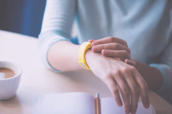 Joven mujer confiada usando e-watch — Foto de Stock