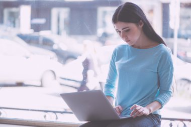 Kendine güvenen Bayan pencere yanında kalmak