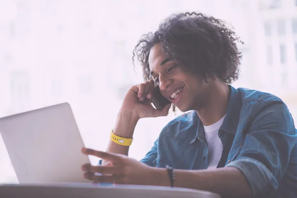 Joven hombre confiado es nómada digital — Foto de Stock