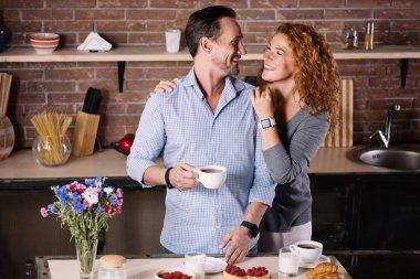 Adam mutfakta kucaklayan kadın