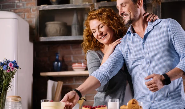 Hombre tomando tarro de la mesa — Foto de Stock