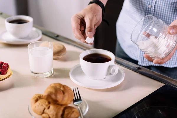 Bărbatul pune zahăr la cafea — Fotografie, imagine de stoc