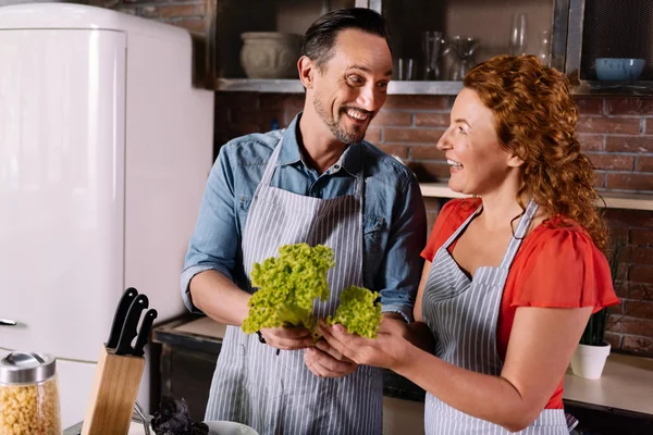 Esposa y marido cocinando juntos — Foto de Stock