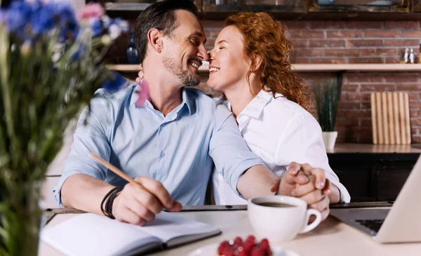 Mujer y hombre tocando narices — Foto de Stock