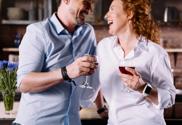 Femme et homme buvant du vin — Photo