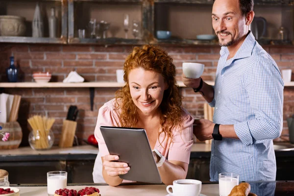 Hombre y mujer asombrados mirando tableta —  Fotos de Stock