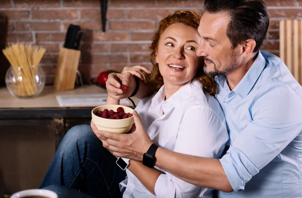 Paar knuffelen en eten bessen — Stockfoto