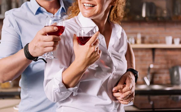 Hands of couple holding glasses — Stock Photo, Image
