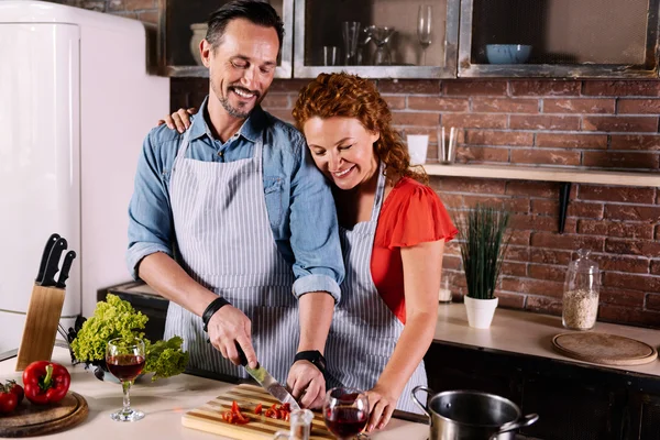 Esposa y marido cocinando juntos — Foto de Stock