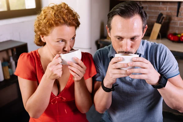 Homem e mulher bebendo café — Fotografia de Stock