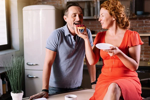 Esposa alimentando o homem com bolo — Fotografia de Stock