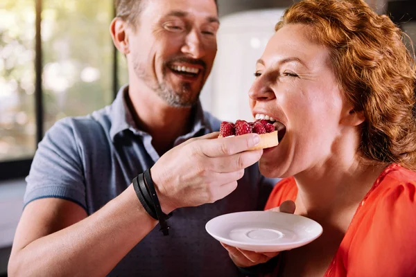 Mujer degustando un delicioso pastel —  Fotos de Stock