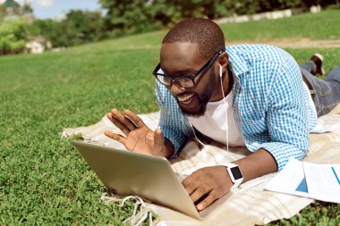 Internet üzerinden konuşmak pozitif gülümseyen adam