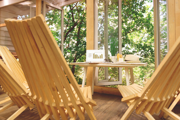 Стол окружен стульями, стоящими в комнате
