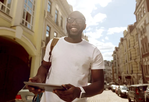 Alegre hombre guapo de pie en la calle — Foto de Stock