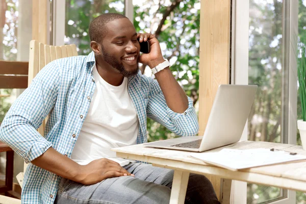 Hombre sonriente positivo hablando por teléfono celular — Foto de Stock
