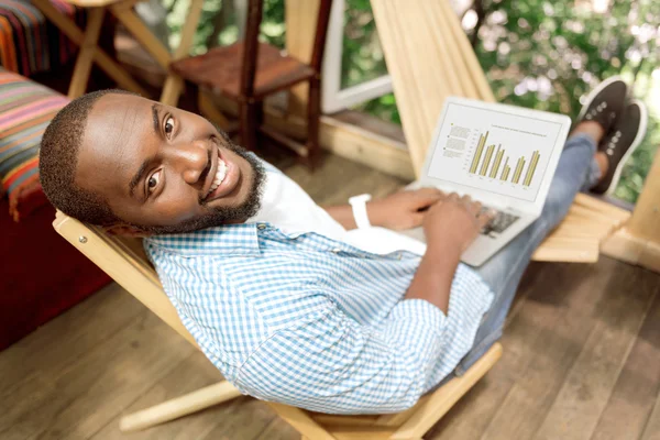 Glada leende man använder laptop — Stockfoto