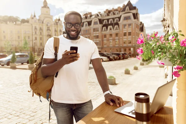 Fröhlicher Mann mit Handy — Stockfoto