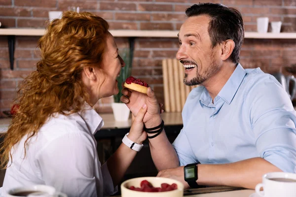 Man voeding vrouw met cake — Stockfoto