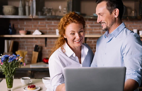 Casal olhando para tablet e falando — Fotografia de Stock