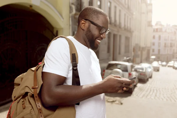 Trevliga leende man med hjälp av mobiltelefon — Stockfoto