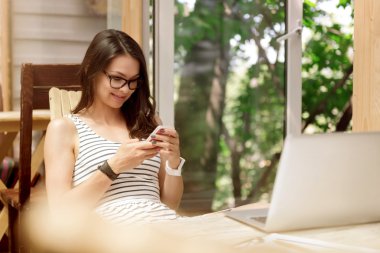 Cep telefonu kullanan mutlu güzel kadın