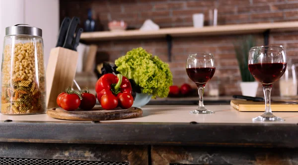 Vegetais e óculos na mesa — Fotografia de Stock