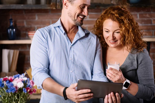 Hombre mostrando noticias en la tableta a la esposa —  Fotos de Stock