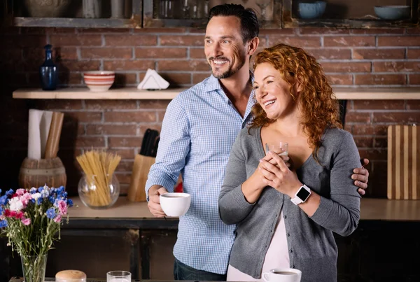 Esposa y marido de pie en la cocina — Foto de Stock