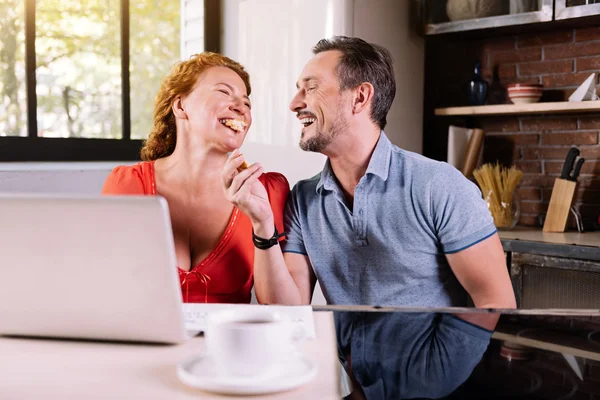 Middelste leeftijd paar stoeien in keuken — Stockfoto