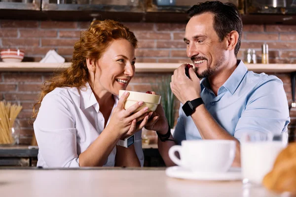 Homem e mulher comendo morangos — Fotografia de Stock