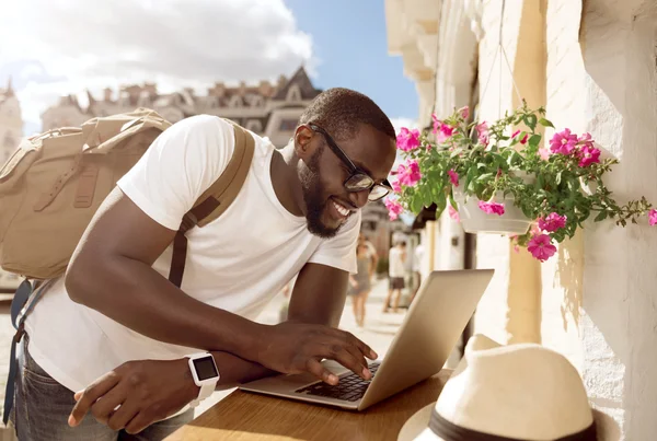 Positiver Mann mit Laptop — Stockfoto