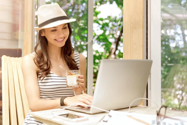 Mulher alegre usando laptop — Fotografia de Stock