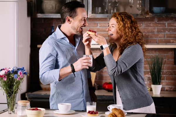 Esposa dando pastel a marido — Foto de Stock