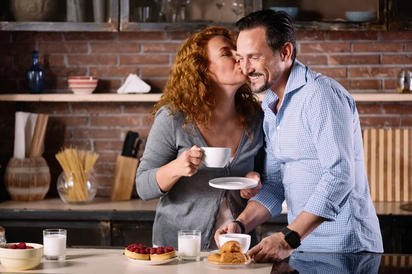 Mujer mirando al hombre y sosteniendo la copa — Foto de Stock