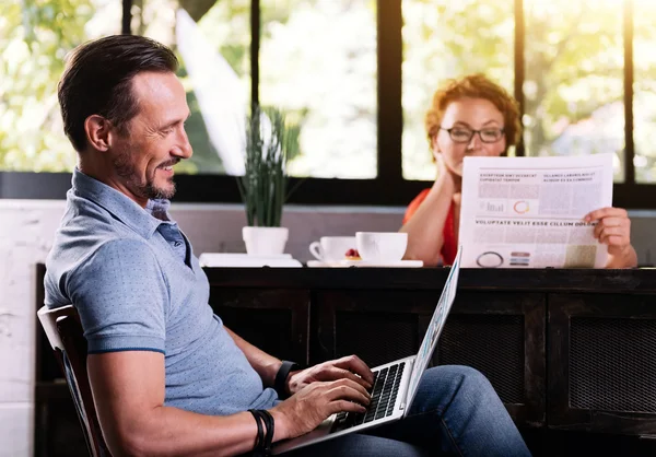 Homem sentado e usando laptop — Fotografia de Stock