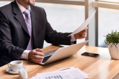 Masada oturan hoş üst düzey adam