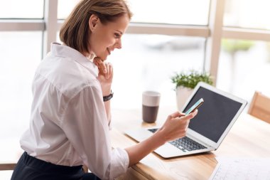 Cep telefonu kullanan pozitif kadın