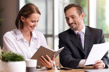 Masada oturan neşeli arkadaşları