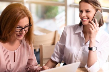 Neşeli kadın akıllı telefon söz