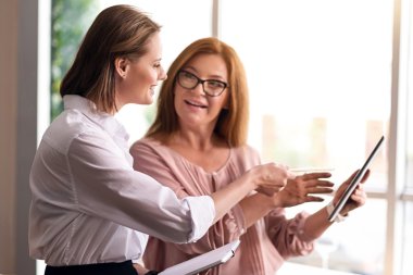 Pozitif meslektaşları proje tartışıyor.