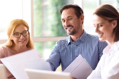 Neşeli arkadaşları proje tartışıyor