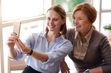 Selfie çeken pozitif iş arkadaşları
