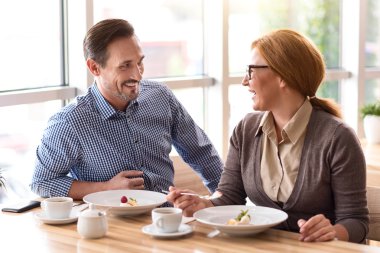 Olumlu iş arkadaşları öğle yemeği yiyor