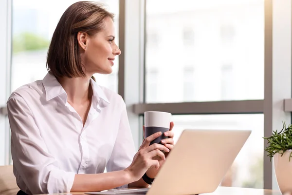 Deliziosa donna d'affari bere caffè — Foto Stock