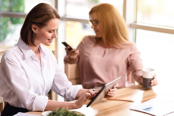 Örülök, mosolyogva nő segítségével tabletta — Stock Fotó