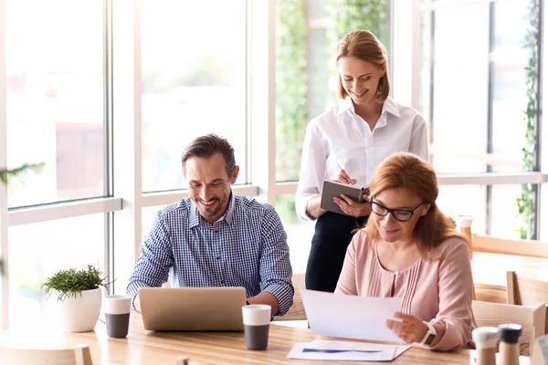 Colegas positivas sentadas a la mesa — Foto de Stock