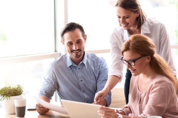 Pozitif meslektaşları proje tartışıyor