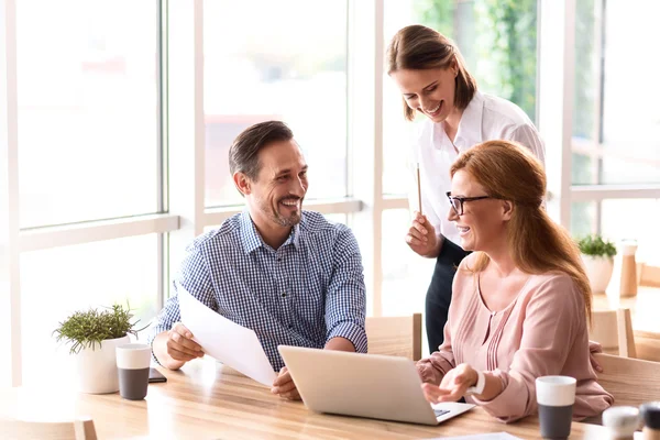 Colegas alegres discutiendo proyecto . — Foto de Stock