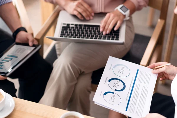 Colleghi positivi che lavorano al progetto — Foto Stock